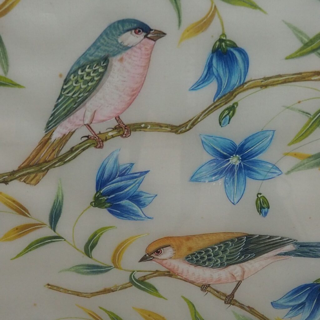 peinture sur soie oiseaux fleurs feuillages vue de près